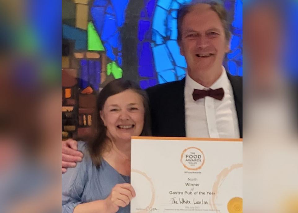 Simon and Nina Cole of the White Lion Inn with their award. (Image: Nina Cole)